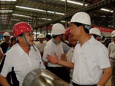 原湖南省省委常委、常務副省長於來山視察生産車間時與彭琪董事長親切交談